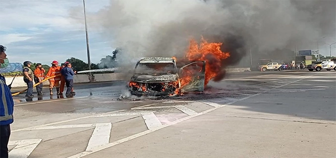 Mobil Brio Terbakar di Tol JORR Damkar Segera Sigap Padamkan