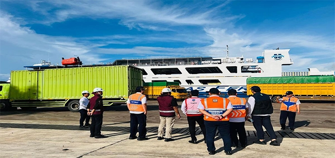 Arus Truk Padat Polisi Terap Contraflow ke Pelabuhan Ciwandan