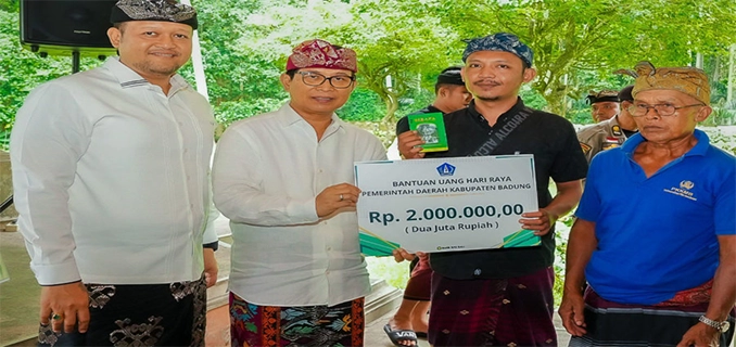 Pemkab Badung Memberi Bansos Bantu Perekonomian Lokal