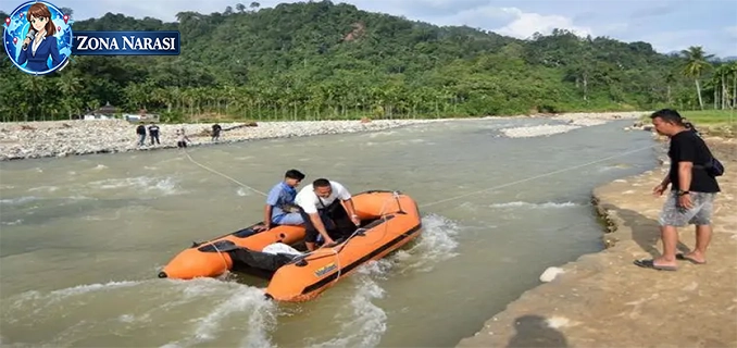 Perahu Karet Jadi Akses Utama Pekerja di Padang Pariaman